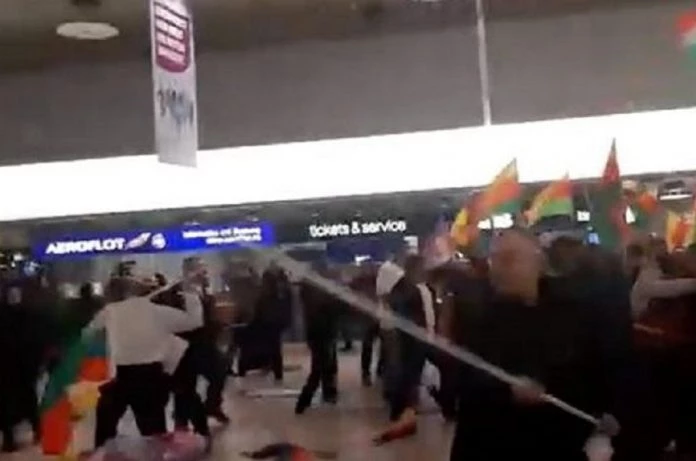 Μιλάμε για πολύ ξύλο όμως! Κούρδοι σάπισαν στις σφαλιάρες Τούρκους στο αεροδρόμιο του Ανόβερο – (video)